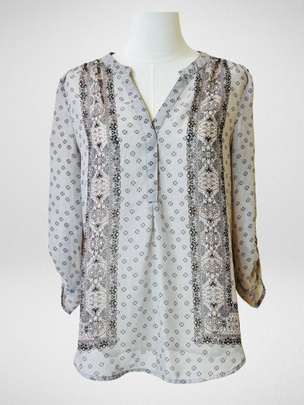 Maurices Top Womens M Gray Boho Border Print Split Neck Roll Tab Sleeve Blouse